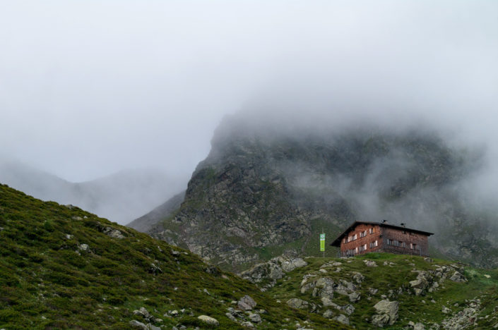 Tiefrastenhütte im Nebel versunken vor der Kempspitze