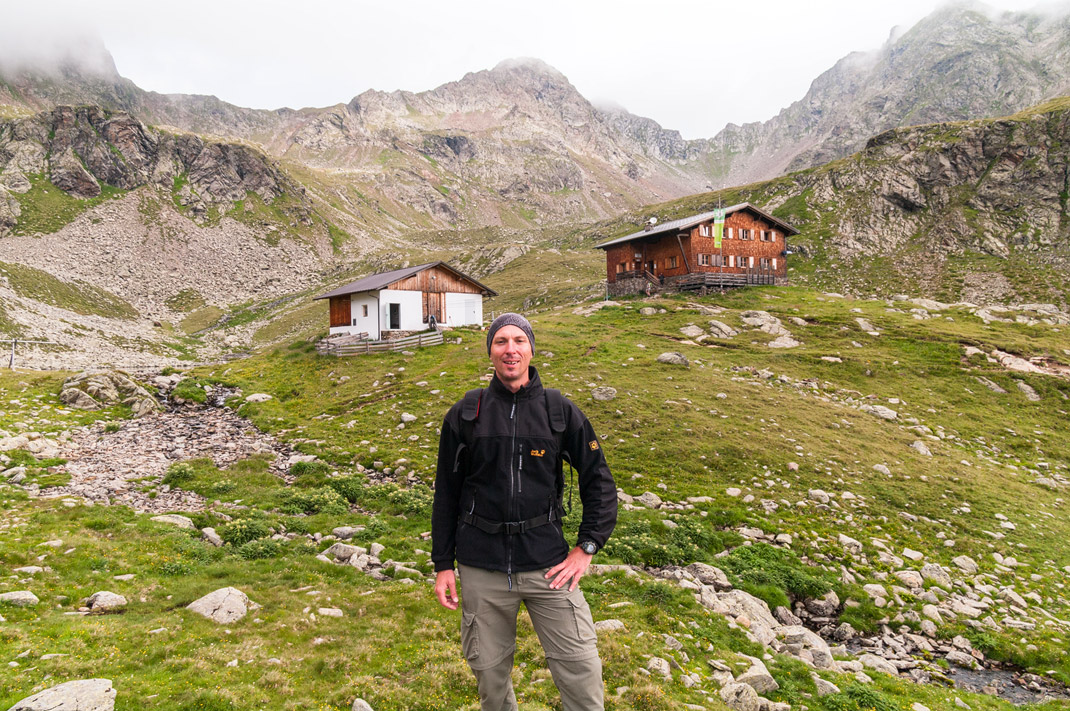 Tobias Grimm vor der Tiefrastenhütte im Hintergrund ragt die Kempspitze empor